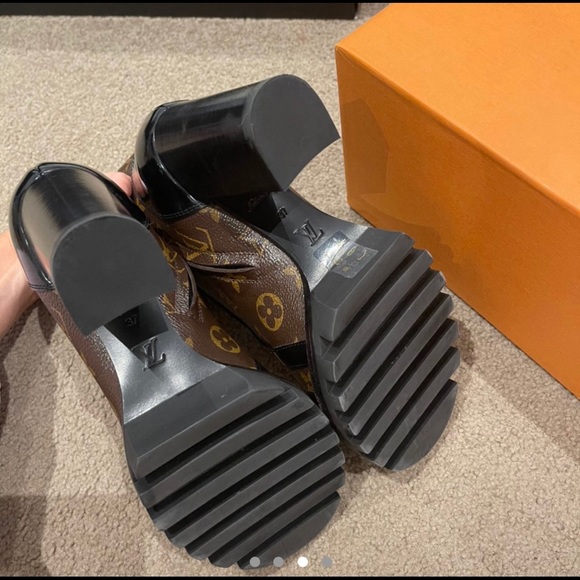 LOUIS VUITTON AUTHENTIC BOOTS - Picture 3 of 4